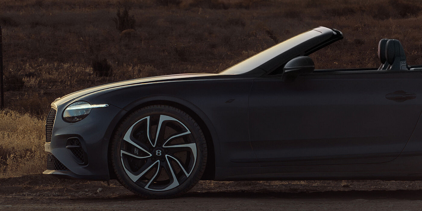 Gohm Sportwagen GmbH | Bentley Stuttgart Bentley Continental GTC S Cabrio in Thunder Blue Lackierung, Profilansicht bei Sonnenuntergang