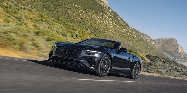 Gohm Sportwagen GmbH | Bentley Stuttgart Bentley Continental GTC S Cabrio in Thunder Lackierung, 3/4-Ansicht von vorne, fahrend auf Bergstraße